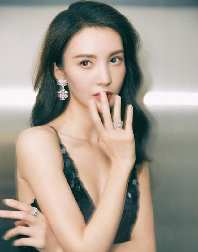 金晨红毯造型