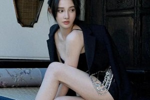彭小苒时尚穿搭：黑色西装与粉色抹胸的惊艳造型