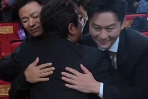 沈腾王宝强华表奖互动引热议，明星情谊引关注