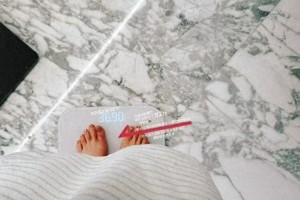 赵露思公开抑郁症伴躯体化疾病经历，专家解析症状与治疗