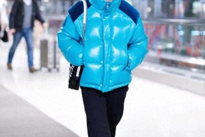 张子枫拼色羽绒服穿搭技巧：清新个性引领2024潮流