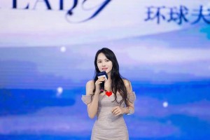 伊能静淡紫连衣裙穿搭减龄秘诀