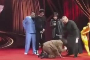 李艺彤跪郭德纲引争议：明星下跪行为是否妥当