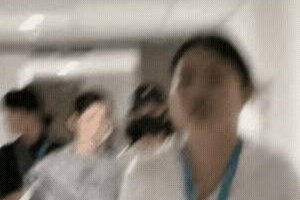 周也“冷脸门”事件：明星公众形象与娱乐圈浮躁风气