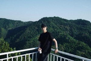 短剧一哥柯淳因随地扔烟头道歉，片酬曝光引热议