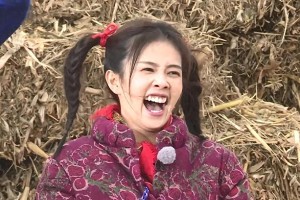 白鹿表情包开瓶器走红，真性情圈粉无数