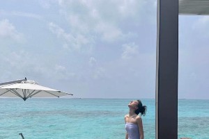 赵今麦紫色泳衣写真引热议，展现00后演员时尚蜕变