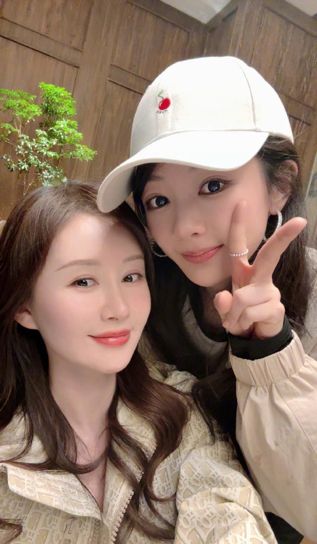 杨紫舒畅亲密合影