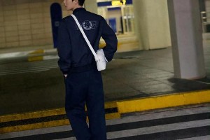 李昀锐首尔偶遇：机场穿搭帅如男模引热议