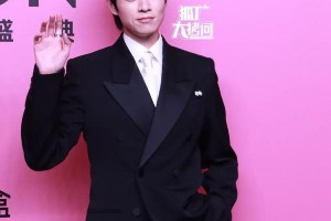 VOGUE盛典男星穿搭PK：张凌赫惊艳全场