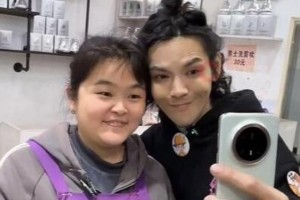 向佐找理发师晓华剪发，直播互动引热议