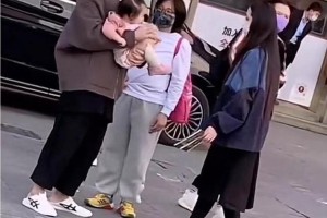 郭碧婷二胎孕期全家出游 女儿Cora软萌似洋娃娃